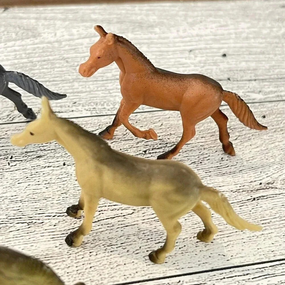 VTG Lot Of 8 Miniature Horse Figurines China Mixed Colors Poses Plastic Lot #2 - Picture 9 of 12